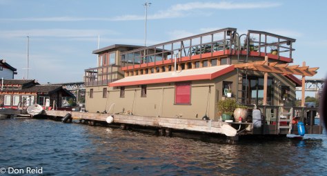 Seattle - Touring the harbour - a floating house